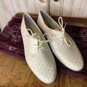 New without Box Trotters bright White Loafers Oxfords Shoes 8.5 Woven Leather
